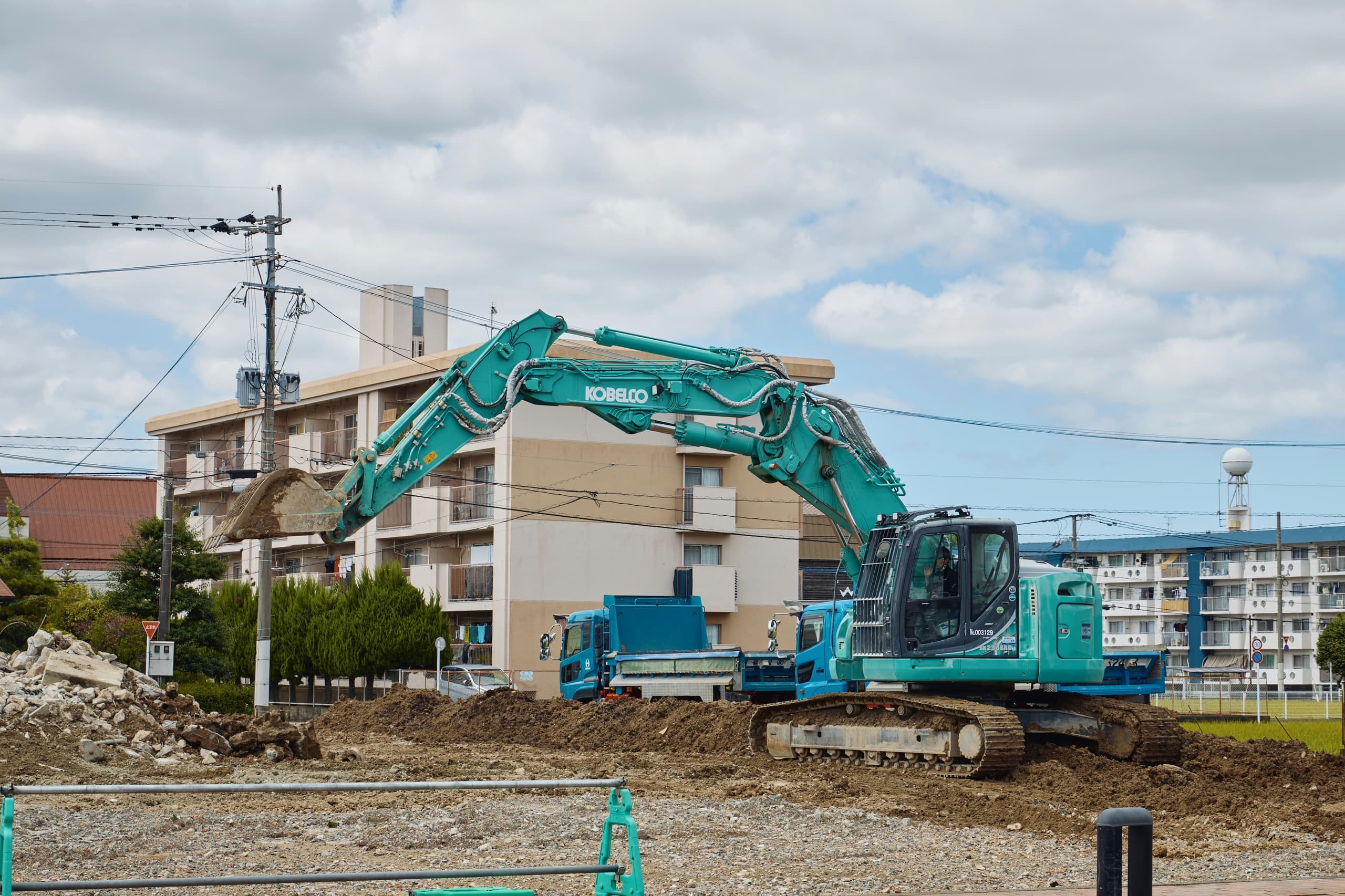 住宅街で工事をしている写真